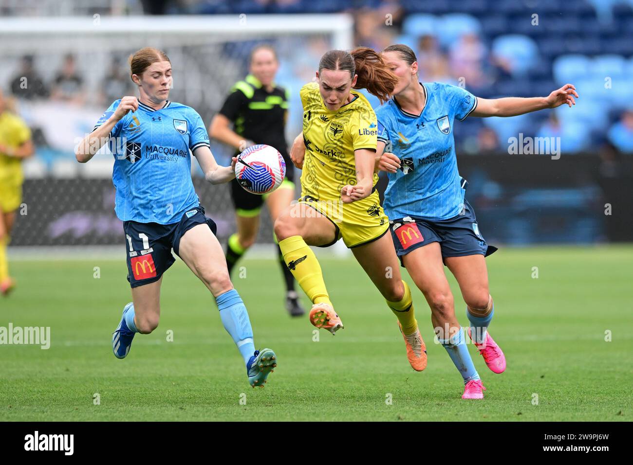 Sydney, Australien. Dezember 2023. Mackenzie Dale Barry (M) vom Team Wellington Phoenix FC, Cortnee Brooke Vine (L) und Aideen Hogan Keane (R) aus der Mannschaft Sydney FC sind im Allianz Stadium in Sydney im 10. Runde der A-League 2023/24 der Frauen zwischen Sydney FC und Wellington Phoenix FC zu sehen. Endergebnis: Sydney FC 1: 0 Wellington Phoenix FC. (Foto: Luis Veniegra/SOPA Images/SIPA USA) Credit: SIPA USA/Alamy Live News Stockfoto