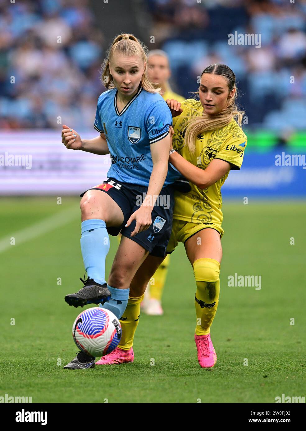 Sydney, Australien. Dezember 2023. Taylor Jade Ray (L) von der Mannschaft Sydney FC und Macey Leigh Fraser (R) von der Mannschaft Wellington Phoenix FC sind im Allianz Stadium in Sydney beim 10. Runde der A-League der Frauen 2023/24 in Aktion zu sehen. Endergebnis: Sydney FC 1: 0 Wellington Phoenix FC. (Foto: Luis Veniegra/SOPA Images/SIPA USA) Credit: SIPA USA/Alamy Live News Stockfoto