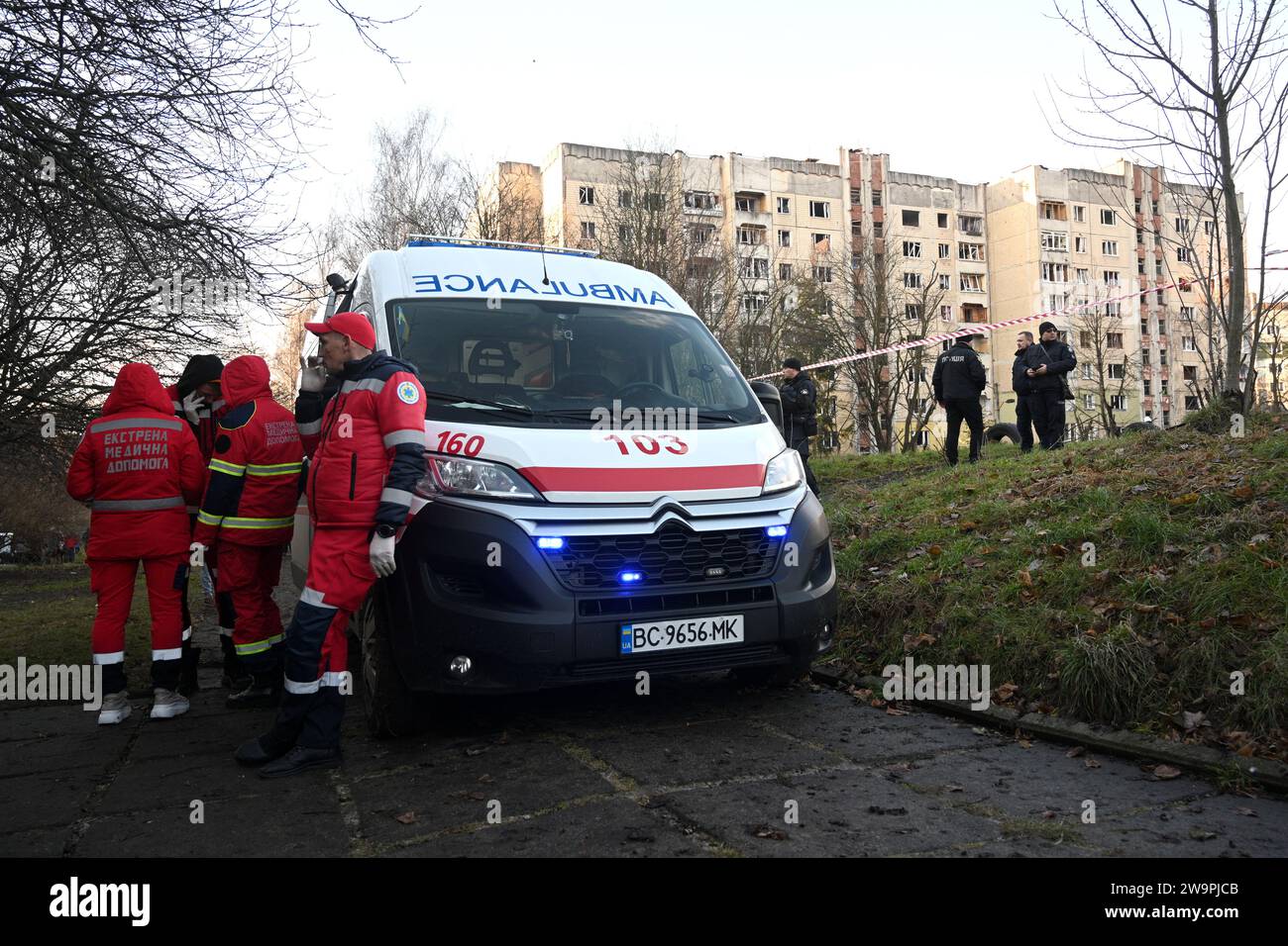 Lemberg, Ukraine - 29. Dezember 2023: Medizinische Mitarbeiter am Ort eines russischen Raketenangriffs in Lemberg. Stockfoto