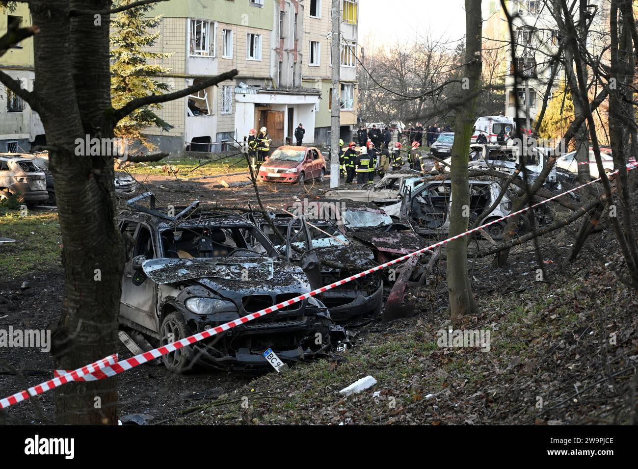 Lemberg, Ukraine - 29. Dezember 2023: Zerstörte Privatfahrzeuge am Ort eines russischen Raketenangriffs in Lemberg. Stockfoto