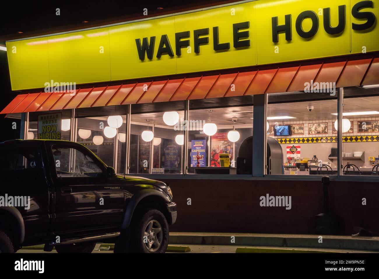 Calvert City, KY, US-December 2, 2021 : Waffle House außen in der Nacht. Waffle House, ist eine ikonische Restaurantkette mit mehr als 2.100 Standorten in Stockfoto