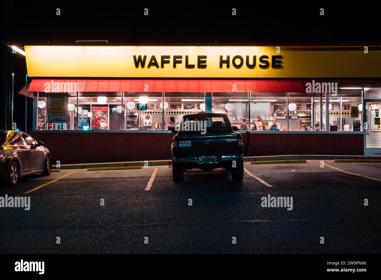 Calvert City, KY, US-December 2, 2021 : Waffle House außen in der Nacht. Waffle House, ist eine ikonische Restaurantkette mit mehr als 2.100 Standorten in Stockfoto