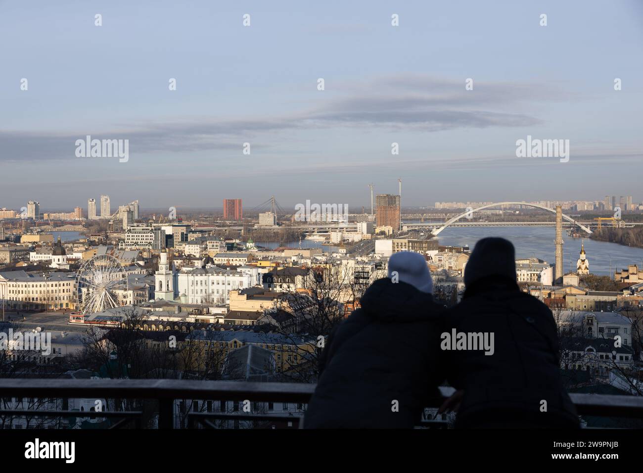 Kiew, Ukraine. Dezember 2023. Die Menschen stehen an der Aussichtsplattform und blicken auf die zentralen Viertel von Kiew. (Foto: Oleksii Chumachenko/SOPA Images/SIPA USA) Credit: SIPA USA/Alamy Live News Stockfoto