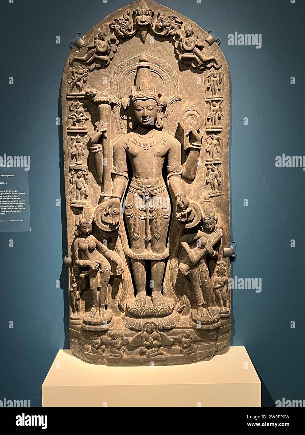 Stele mit Vishnu, seinen Gefährten, seinen Avataren und anderen Dieties, 11. Jahrhundert. Schiefer, 11. Jh., Ostindien oder Bangladesch. Brooklyn Museum, asiatische Galerie. Stockfoto