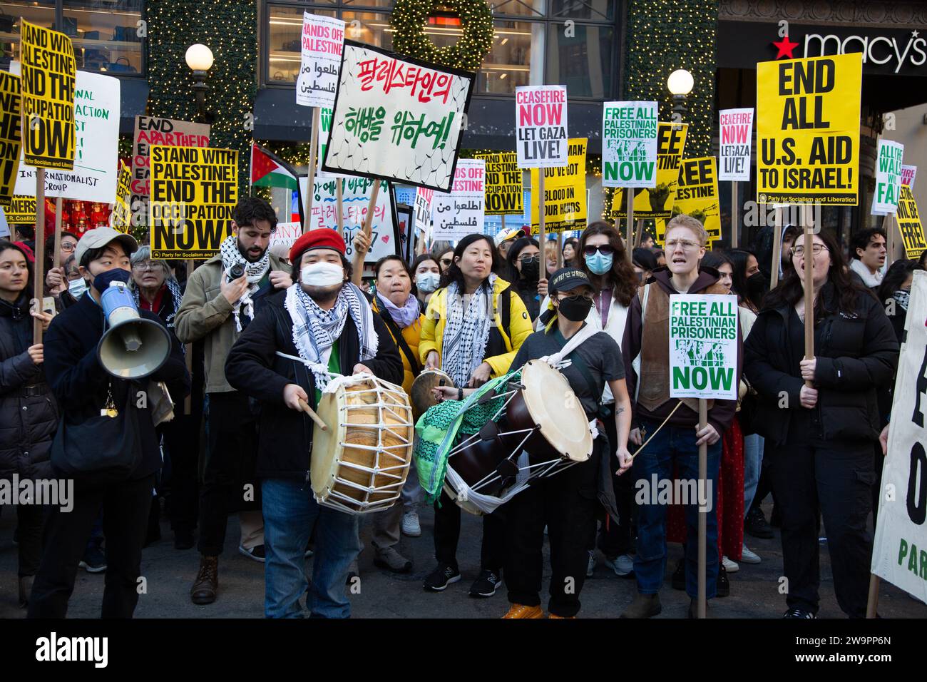 Pro-palästinensische Kundgebung und Demonstration auf dem Herald Square von Macy's in Manhattan zwei Monate nach dem Bombenanschlag auf Gaza nach dem 7. Oktober 2023 in Israel. Stockfoto