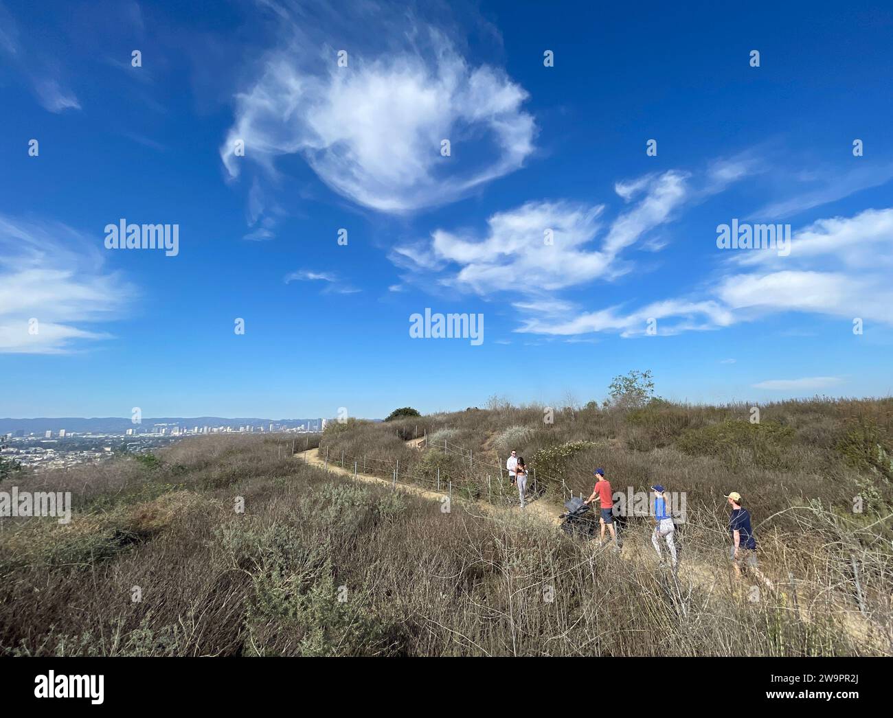 Besucher genießen die Wanderwege und Ausblicke am Baldwin Hills Overlook in Los Angeles, Kalifornien, USA Stockfoto