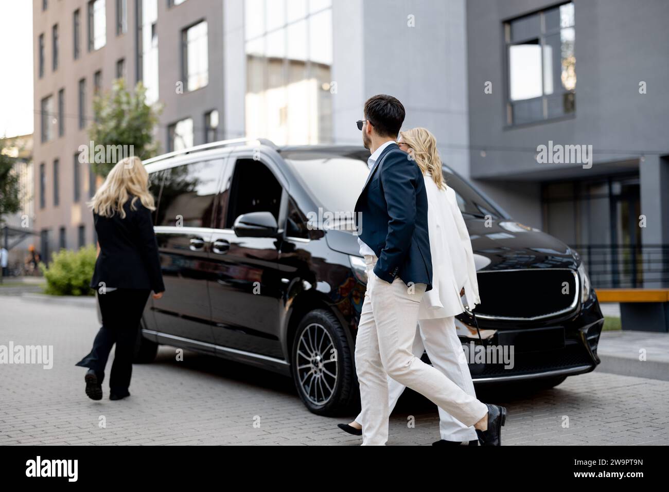 Geschäftsleute laufen zu Fuß zum Taxi im Minibus Stockfoto