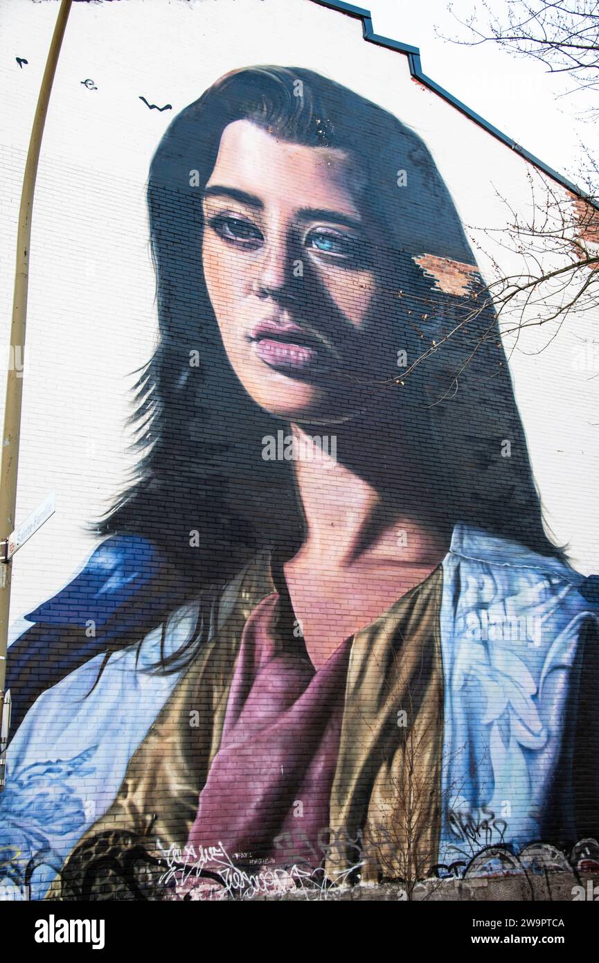 Porträt eines Wandgemäldes einer jungen Frau in der Milton Street in der Innenstadt von Montreal, Quebec, Kanada Stockfoto