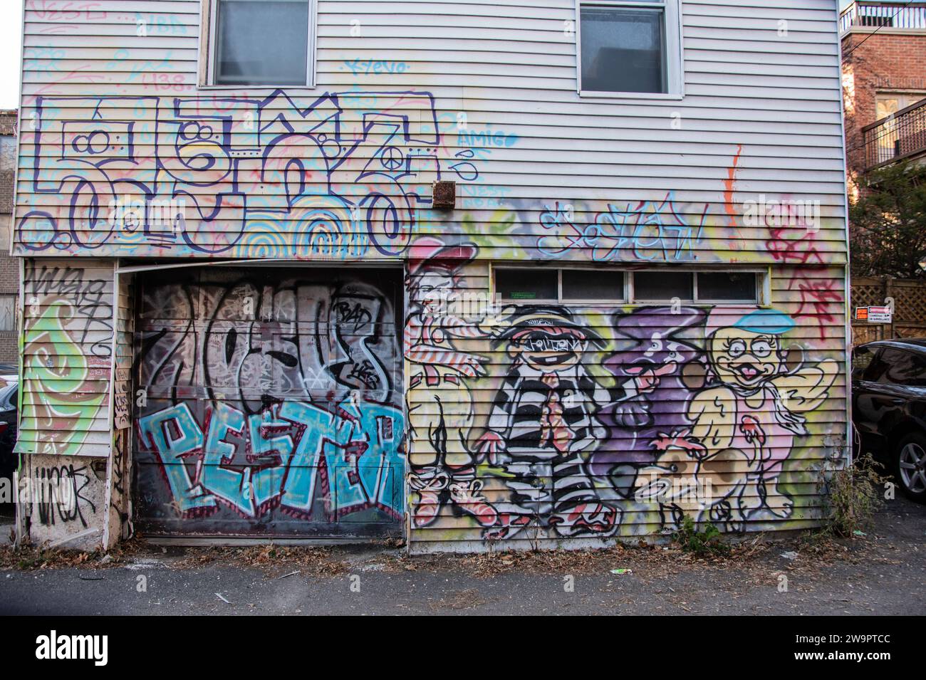 Graffiti an der Garagentür in der Innenstadt von Montreal, Quebec, Kanada Stockfoto