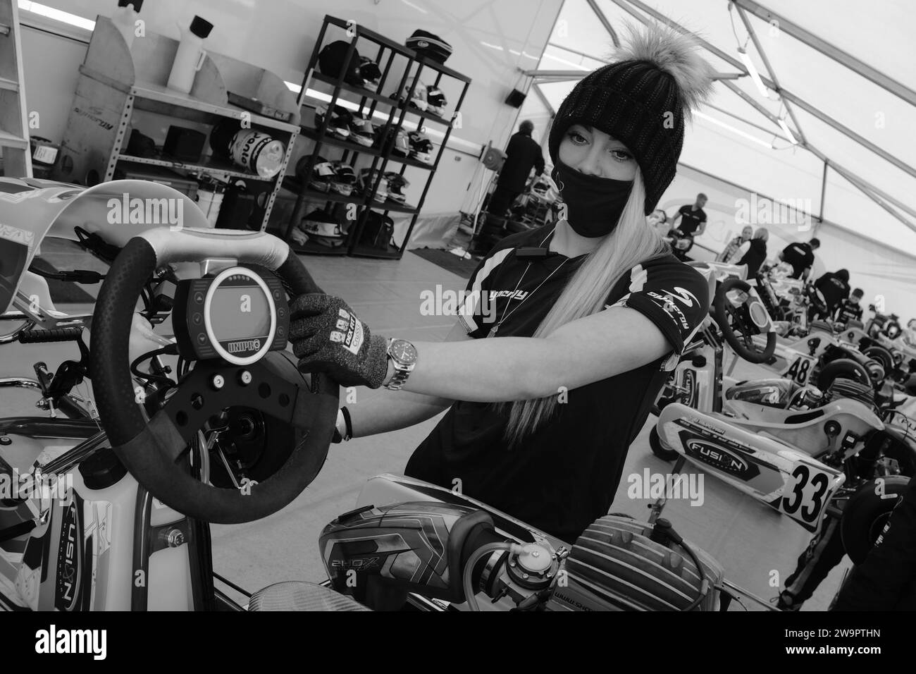 Jessica Hawkins ist eine britische Rennfahrerin und Stuntfahrerin, sie hat an der W Series und der British Touring Car Championship teilgenommen, ihre Autorennkarriere geht auf das Jahr 2014 zurück und davor ist sie erfolgreich Karts gefahren. Hawkins ist derzeit Fahrerbotschafterin und Rennleiterin der F1 Academy für das Aston Martin F1 Team. Stockfoto