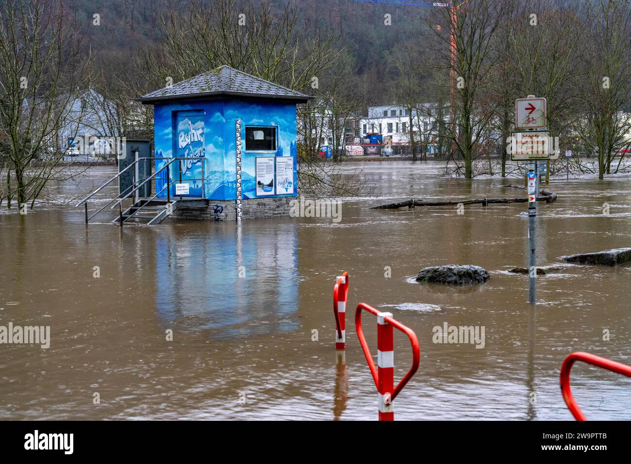 Hochwasser auf dem Ruhrgebiet, nach tagelangen Starkregen, Hochwasser im Ruhrgebiet, Warnstufe 2 von 3, bei Essen-Werden, Ruhrverband, NRW, Stockfoto