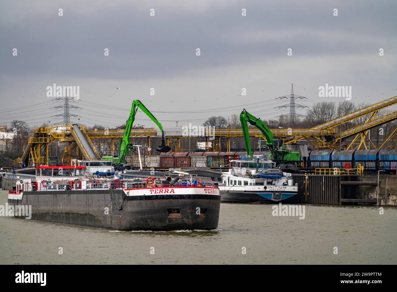 Rhein-Herne-Kanal, Bottrop-Hafen, gegenüber dem Essener Stadthafen, Kohleumschlag vom Frachtschiff zu Güterwagen, Hafen der Ruhr Oel GmbH Düsseldorf, Stockfoto