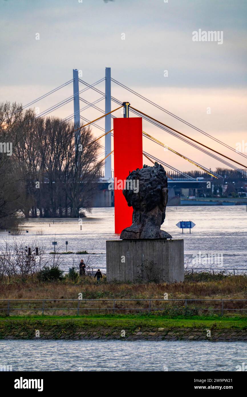 Hochwasser am Rhein bei Duisburg, Rheinbrücke Neuenkamp, Alt- und Neubau, Wahrzeichen Rheinorange, von der Überschwemmung gewaschen, Skulptur The Echo of Stockfoto