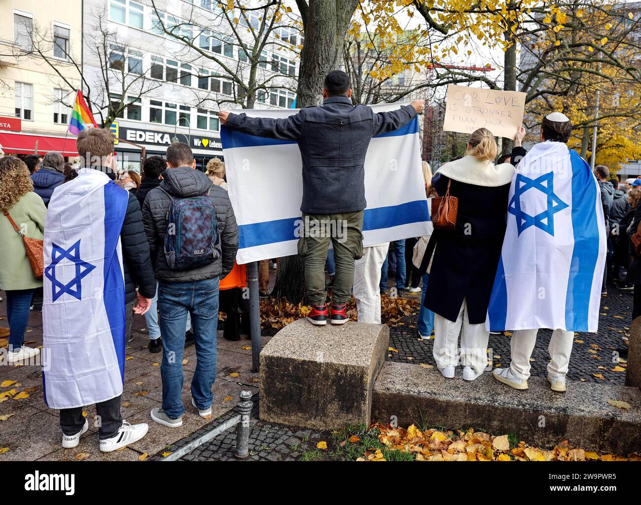 Die Teilnehmer der Demonstration Solidaritätsmarsch mit Israel zeigen israelische Flaggen Stockfoto