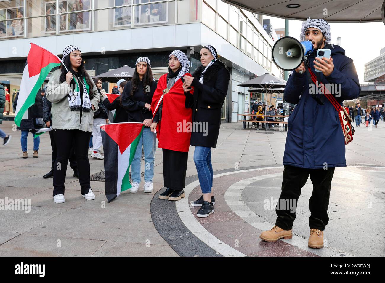 Die Teilnehmer der Demonstration „Freiheit für das Volk von Gaza“ versammelten sich auf dem Alexanderplatz, um gegen Israels Aktionen im Gazastreifen zu protestieren Stockfoto