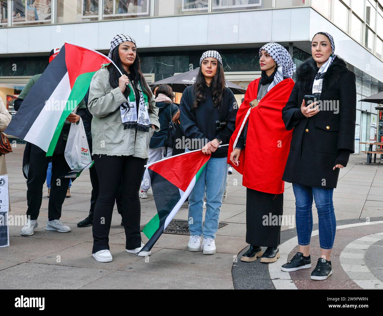 Die Teilnehmer der Demonstration „Freiheit für das Volk von Gaza“ versammelten sich auf dem Alexanderplatz, um gegen Israels Aktionen im Gazastreifen zu protestieren Stockfoto
