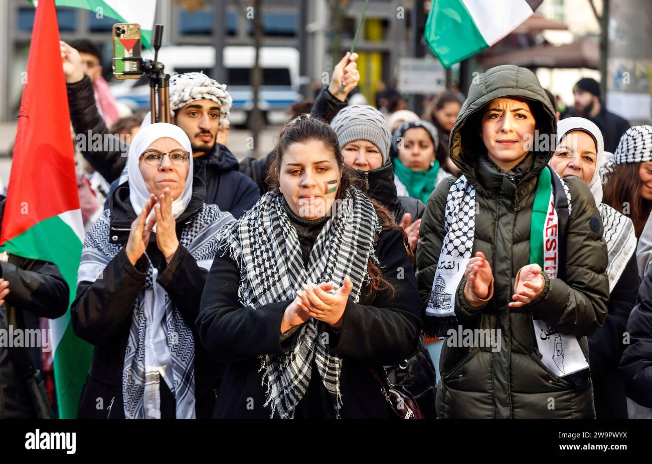 Die Teilnehmer der Demonstration „Freiheit für das Volk von Gaza“ versammelten sich auf dem Alexanderplatz, um gegen Israels Aktionen im Gazastreifen zu protestieren Stockfoto