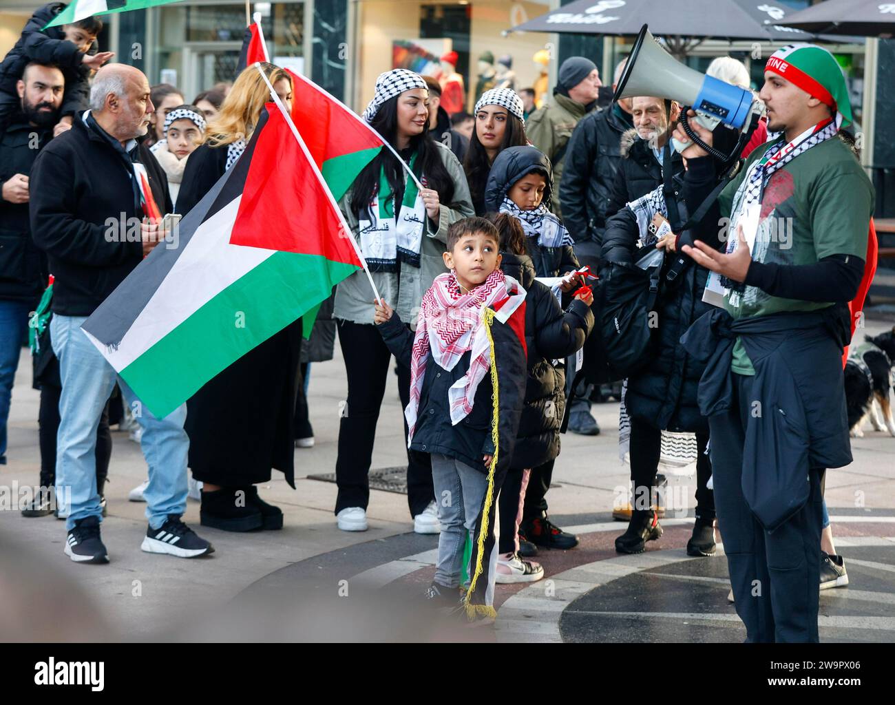 Die Teilnehmer der Demonstration „Freiheit für das Volk von Gaza“ versammelten sich auf dem Alexanderplatz, um gegen Israels Aktionen im Gazastreifen zu protestieren Stockfoto