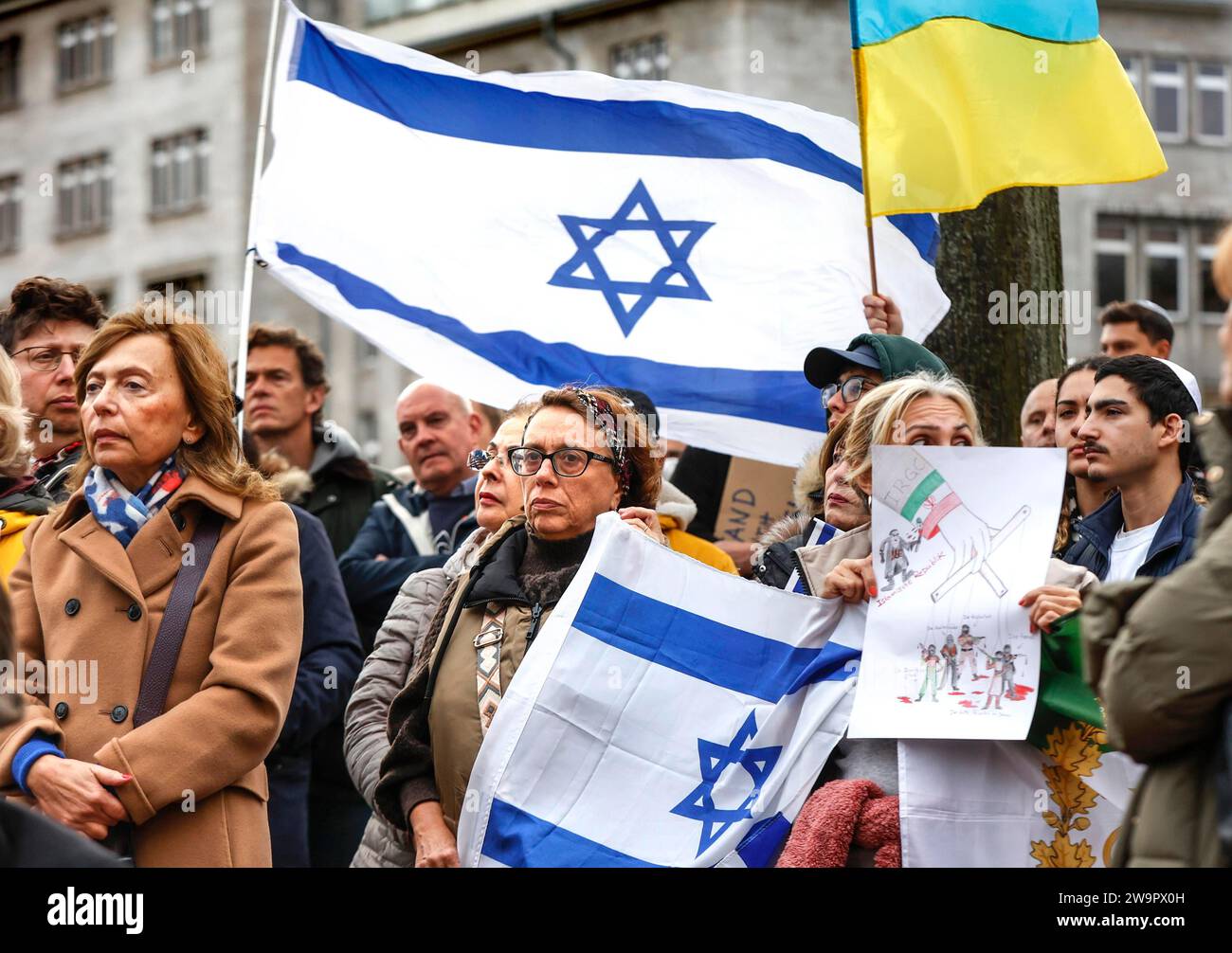 Die Teilnehmer des marsches in Solidarität mit Israel zeigen Plakate und israelische Flaggen Stockfoto