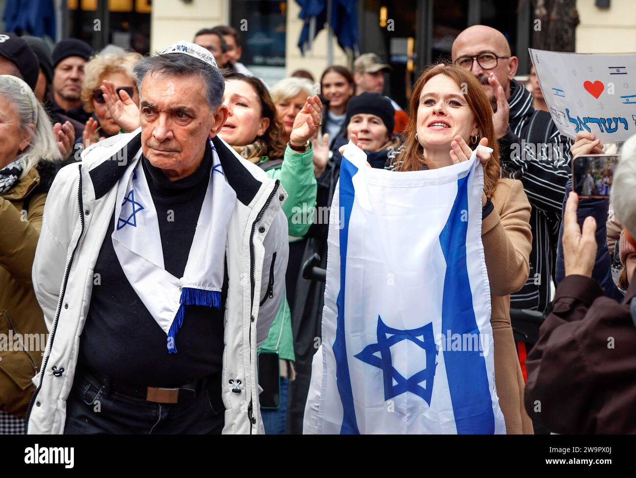 Die Teilnehmer des marsches in Solidarität mit Israel zeigen Plakate und israelische Flaggen Stockfoto