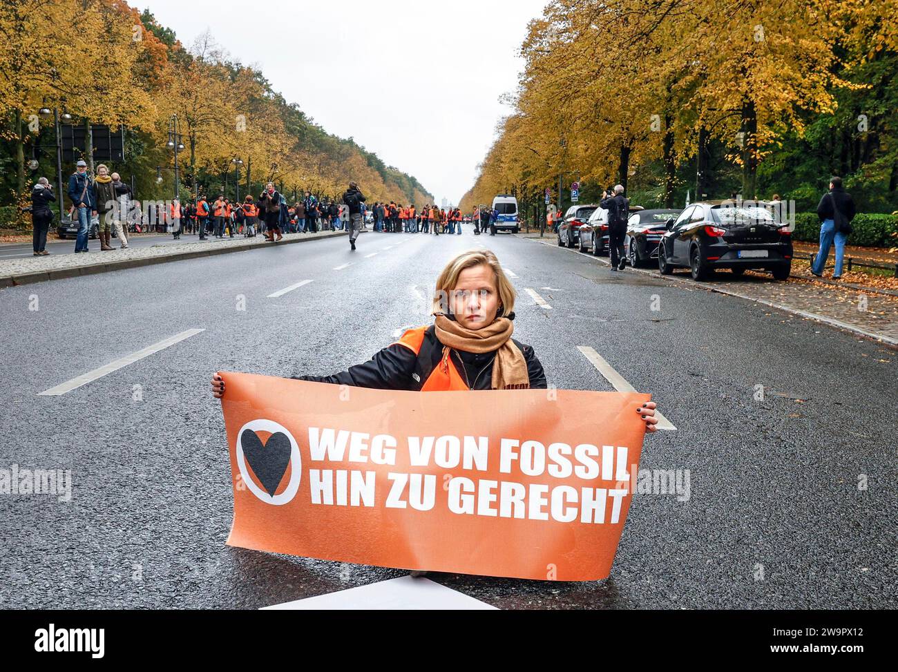Klimaaktivist der letzten Generation auf der Straße vom 17. Juni. Die letzte Generation hat zu einer Massenbesetzung aufgerufen, Berlin, 28,102023 Stockfoto