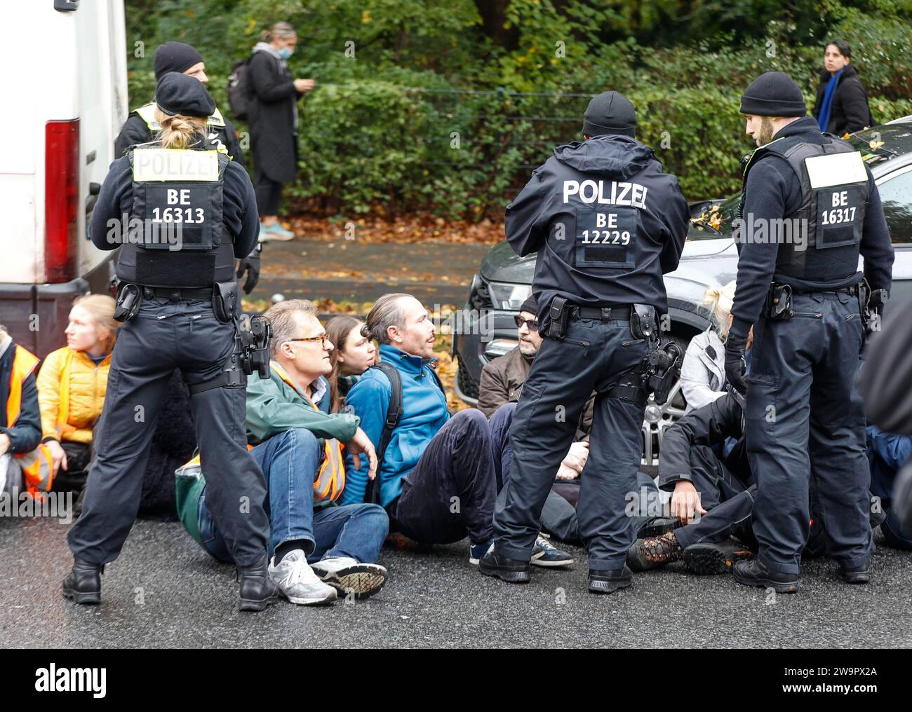 Polizeibeamte transportieren Klimaaktivisten der letzten Generation aus der Straße des 17. Die letzte Generation hat zu einer Massenbesetzung aufgerufen, Berlin 28 Stockfoto