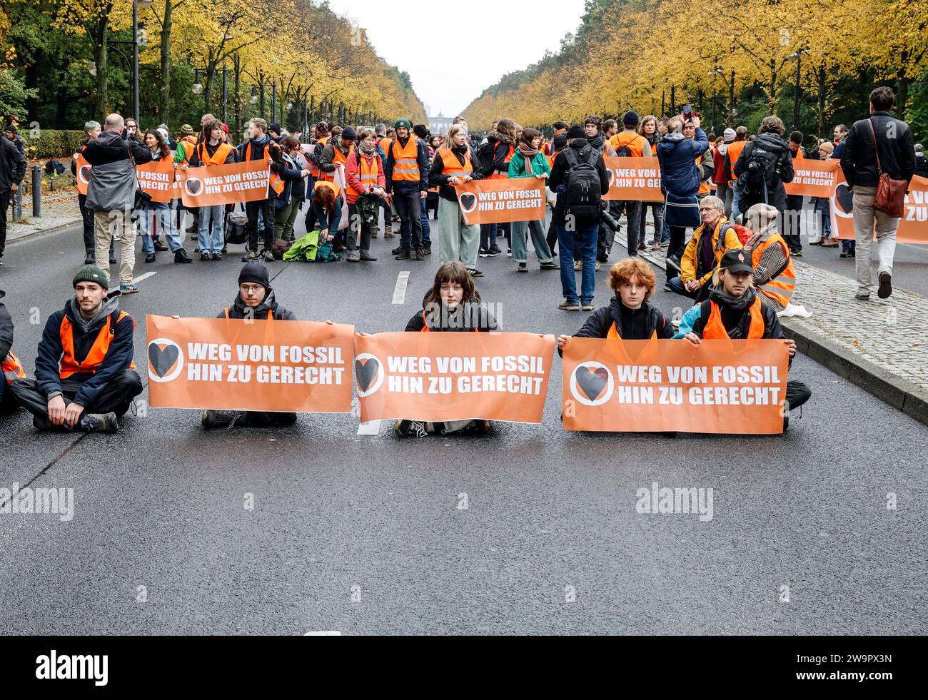 Klimaaktivisten der letzten Generation aus der Straße des 17.Juni. Die letzte Generation hat zu einer Massenbesetzung aufgerufen, Berlin 28 Stockfoto