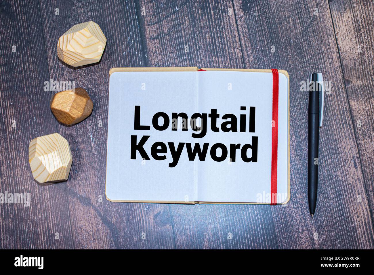 Geschäftskonzept über Longtail Keyword mit Schild auf dem Blatt Papier. Stockfoto