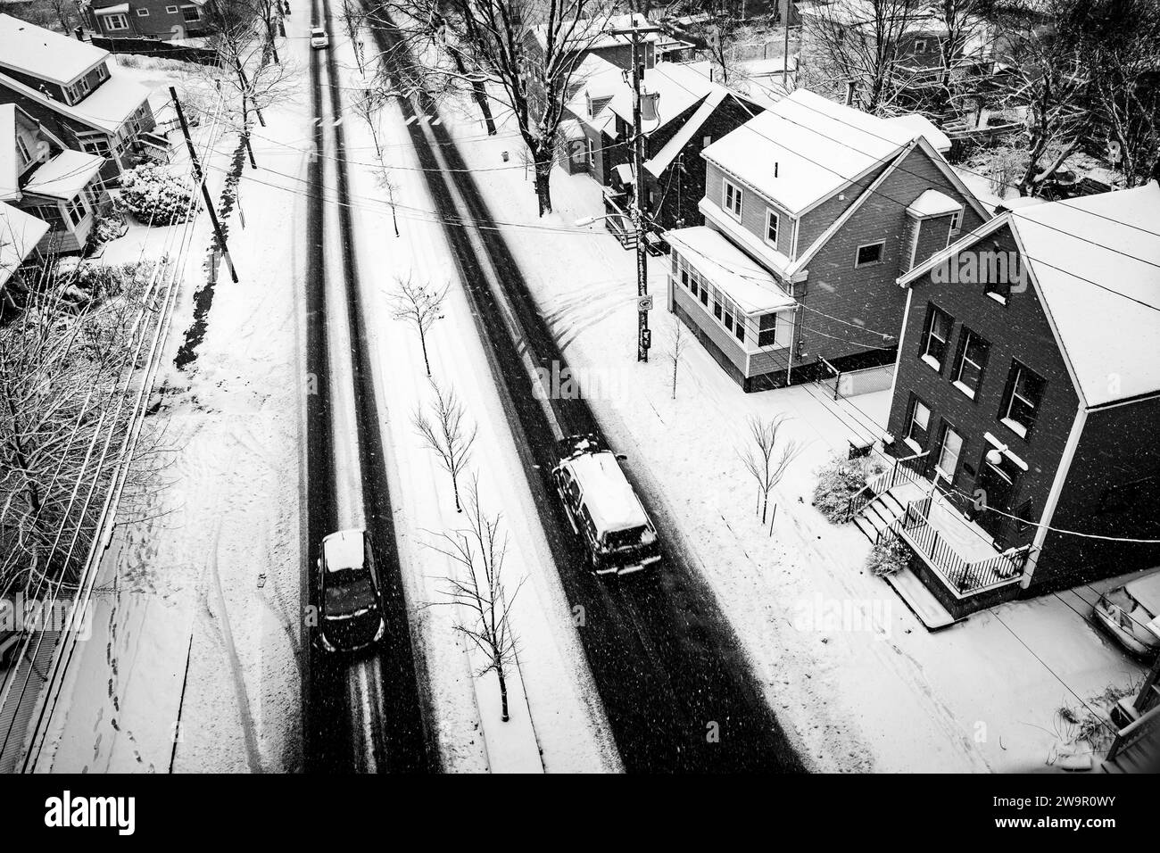 Luftaufnahme der Windmill Road während eines Schneesturms in Dartmouth, Nova Scotia, Kanada. Stockfoto