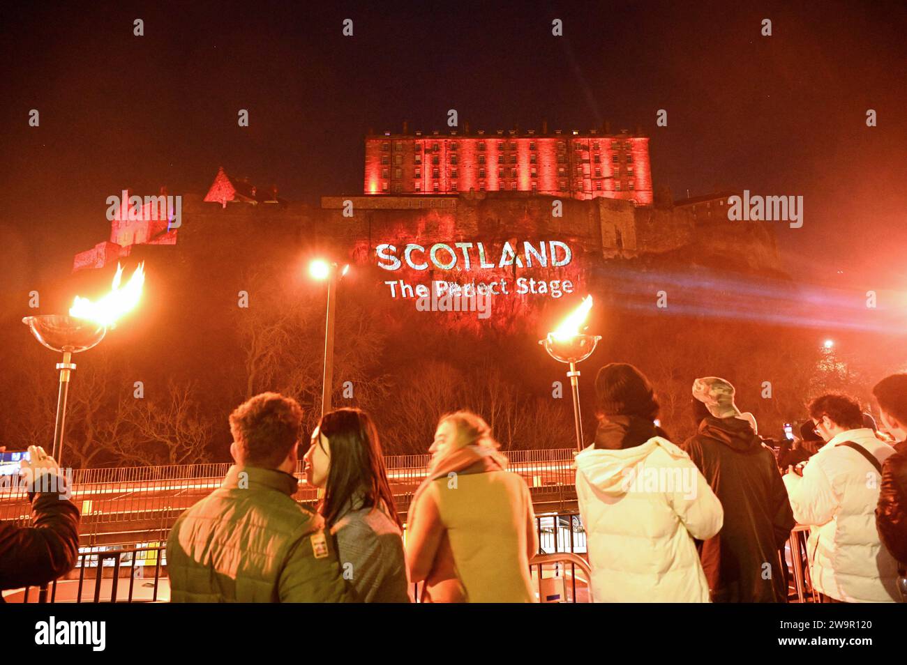 Edinburgh, Schottland, Großbritannien. Dezember 2023. Die viertägigen Hogmanay-Feierlichkeiten beginnen mit den Wikings vom Südinsel Shetlands bis zum Helly AA’Jarl Squad, der die Hogmanay-Fackelprozession mit 20.000 Menschen durch die historische Altstadt der Hauptstadt führt. Hier, wenn der Marsch auf der Castle Terrace endet, wo das Schloss Edinburgh am Nachthimmel beleuchtet wird. Quelle: Craig Brown/Alamy Live News Stockfoto