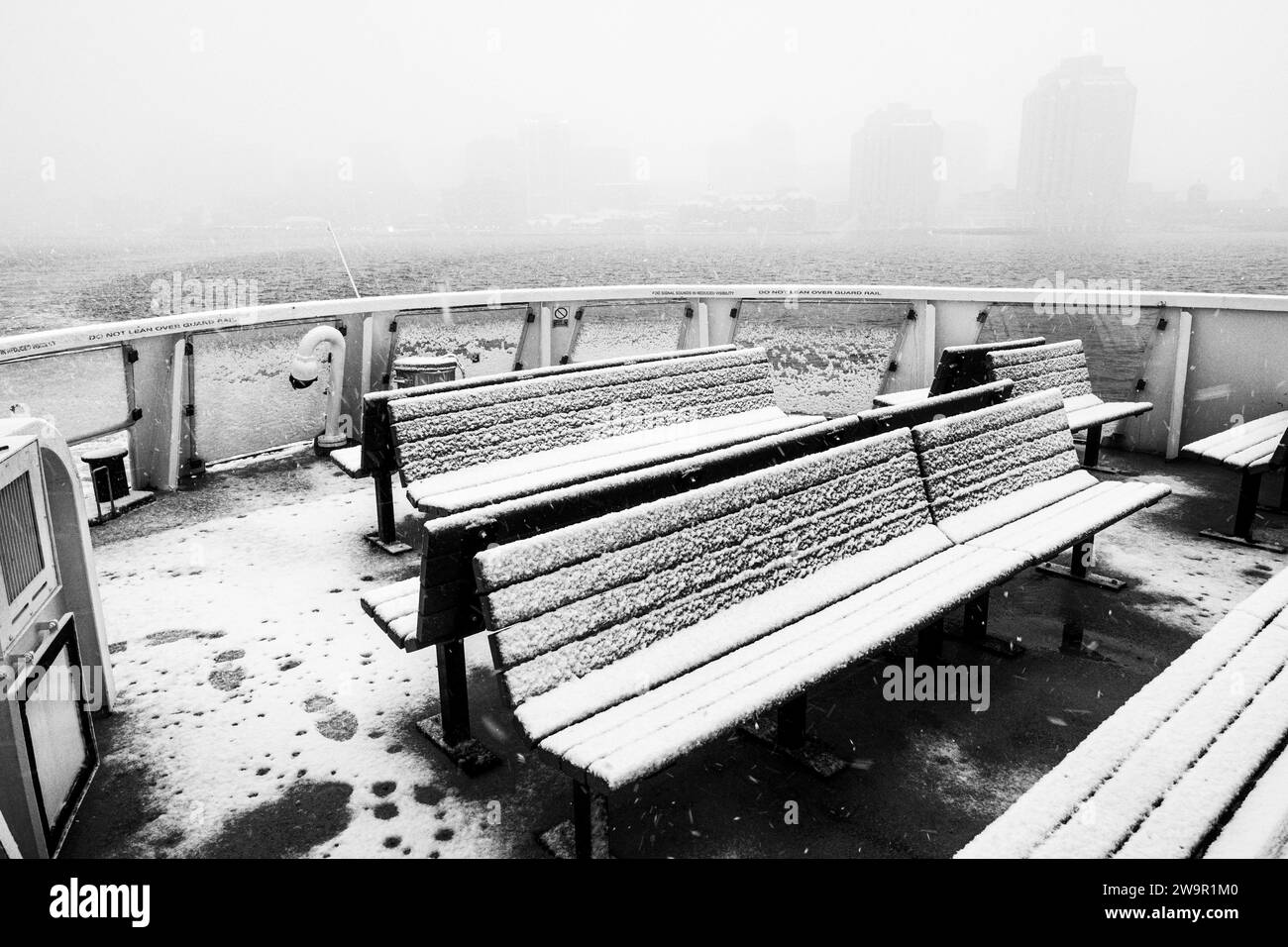 Schneesturm vom Deck einer Halifax Transit Hafenfähre in Halifax, Nova Scotia, Kanada. Stockfoto