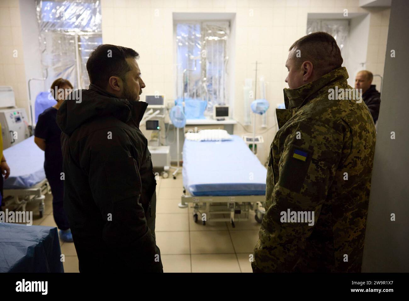Avdiivka, Ukraine. Dezember 2023. Der ukrainische Präsident Wolodymyr Zelenskyj, links, besichtigt die chirurgischen Einrichtungen des 59. Mobilen Militärkrankenhauses im militärischen medizinischen Klinikzentrum der nördlichen Region während eines Besuchs an den Frontlinien am 29. Dezember 2023 in der Oblast Donezk, Ukraine. Quelle: Pool Photo/Ukrainische Präsidentenpresse/Alamy Live News Stockfoto