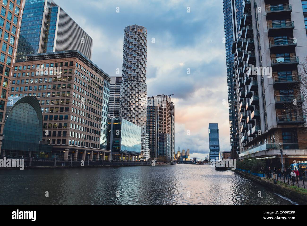 Canary Wharf, London, England - 29. Dezember 2023: Die elegante Skyline von Canary Wharf spiegelt sich in ruhigen Gewässern wider und verkörpert moderne urbane Eleganz und Archi Stockfoto