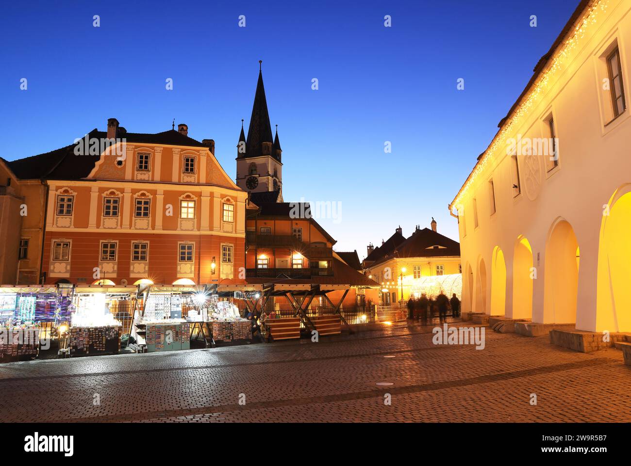 Weihnachtsbuden auf Piata Mica mit der evangelischen Kathedrale dahinter, im historischen Sibiu, Siebenbürgen, Rumänien Stockfoto