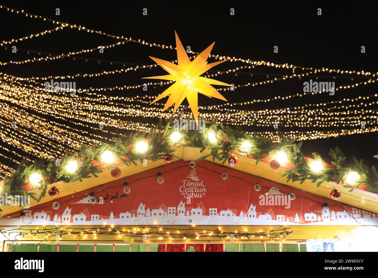 Hübscher Weihnachtsmarkt am Piata Mare, dem Großen Platz, in der historischen Stadt Sibiu, in Transsilvanien, Rumänien Stockfoto