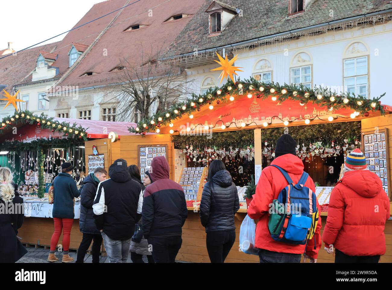 Hübscher Weihnachtsmarkt am Piata Mica, dem Großen Platz, in der historischen Stadt Sibiu, in Transsilvanien, Rumänien Stockfoto