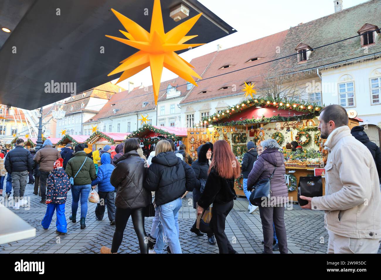 Hübscher Weihnachtsmarkt am Piata Mica, dem Großen Platz, in der historischen Stadt Sibiu, in Transsilvanien, Rumänien Stockfoto