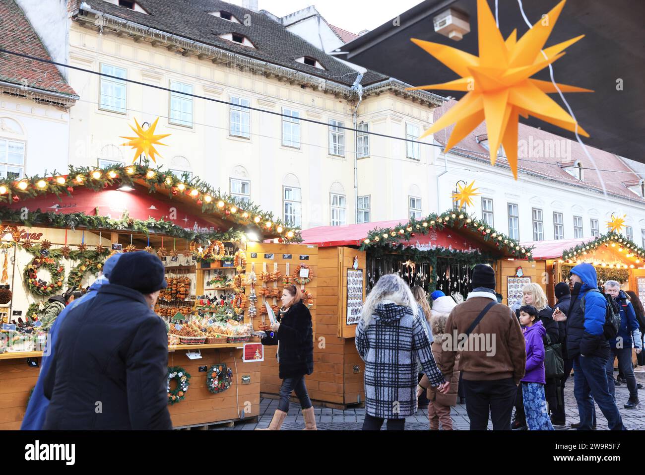 Hübscher Weihnachtsmarkt am Piata Mare, dem Großen Platz, in der historischen Stadt Sibiu, in Transsilvanien, Rumänien Stockfoto