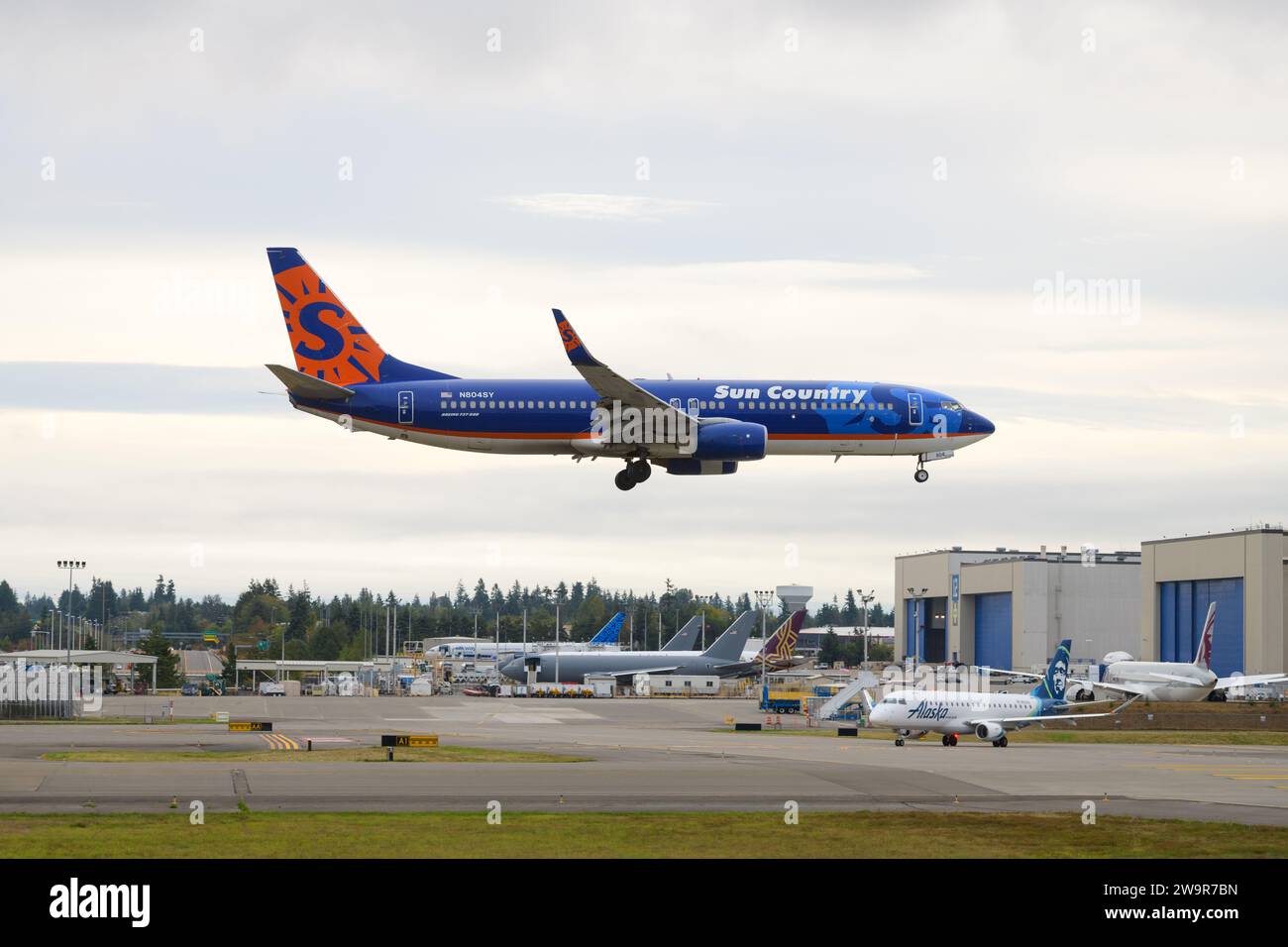 Everett, WA, USA - 11. September 2023; Boeing 737-800 über Boeing Everett Fabrik in Sun Country Farben Stockfoto
