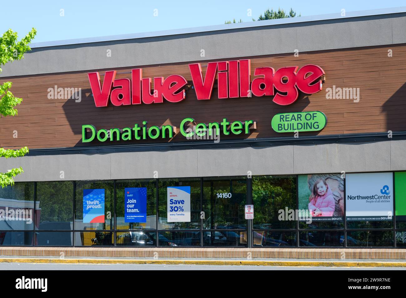 Woodinville, WA, USA - 04. Juni 2023; Gebäude des Value Village Spendenzentrums mit Schild Stockfoto