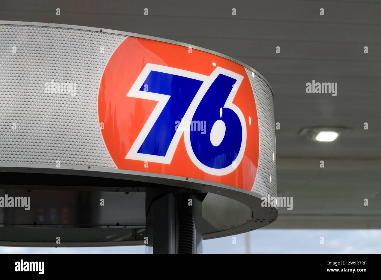 Redmond, WA, USA – 4. Juni 2023; Unterschreiben für Marke 76 an der Phillips 66 Tankstelle in amerika Stockfoto
