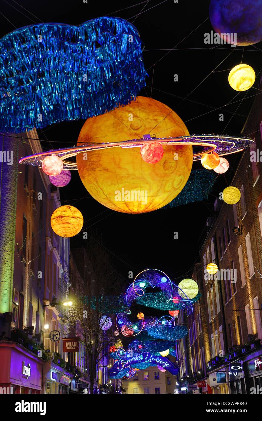 Weihnachtsbeleuchtung in der Carnaby Street in London 2023 mit einem Raumthema namens Carnaby Universe Stockfoto