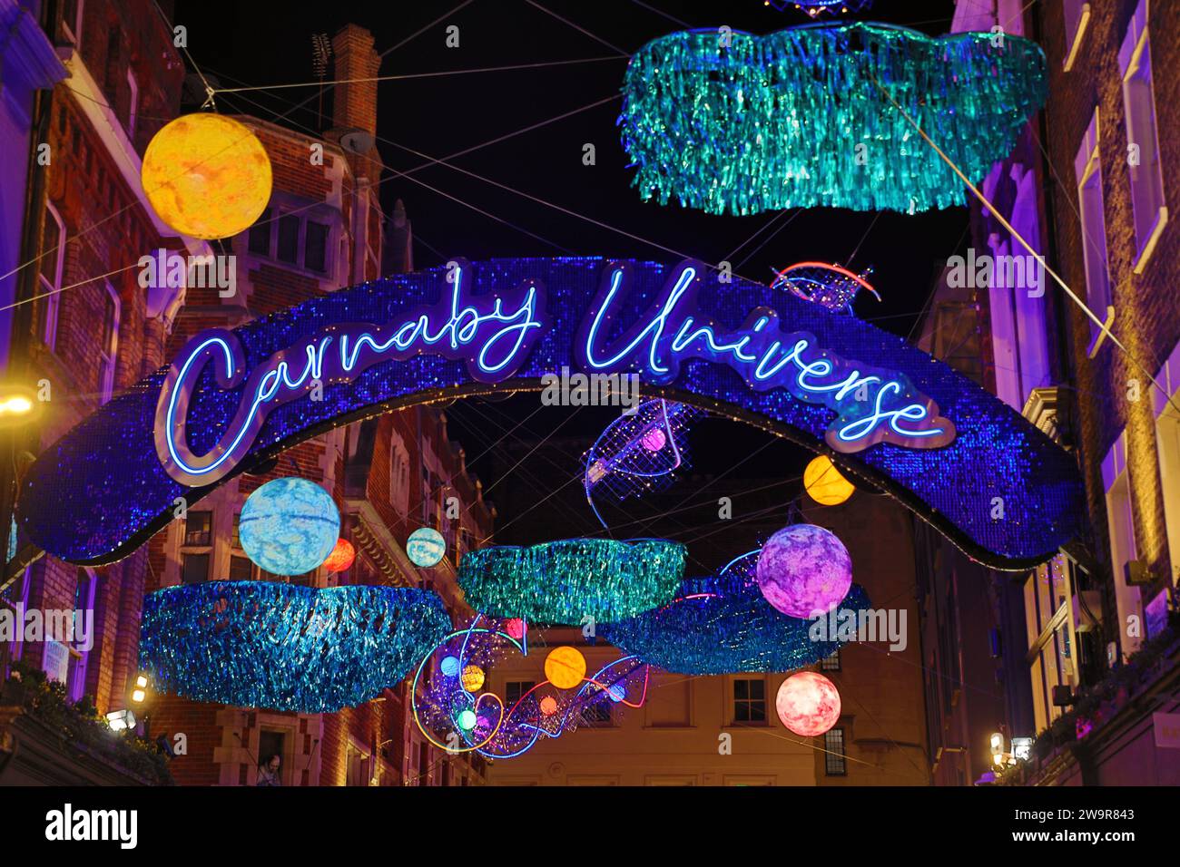 Weihnachtsbeleuchtung in der Carnaby Street in London 2023 mit einem Raumthema namens Carnaby Universe Stockfoto