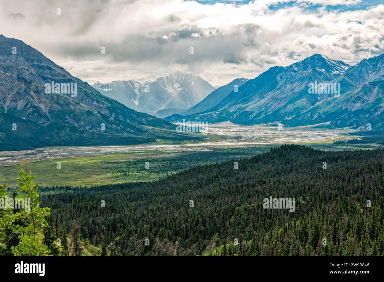 Der Slims River ist vom Sheep Creek Trail im Kluane National Park in Yukon, Kanada, zu sehen Stockfoto