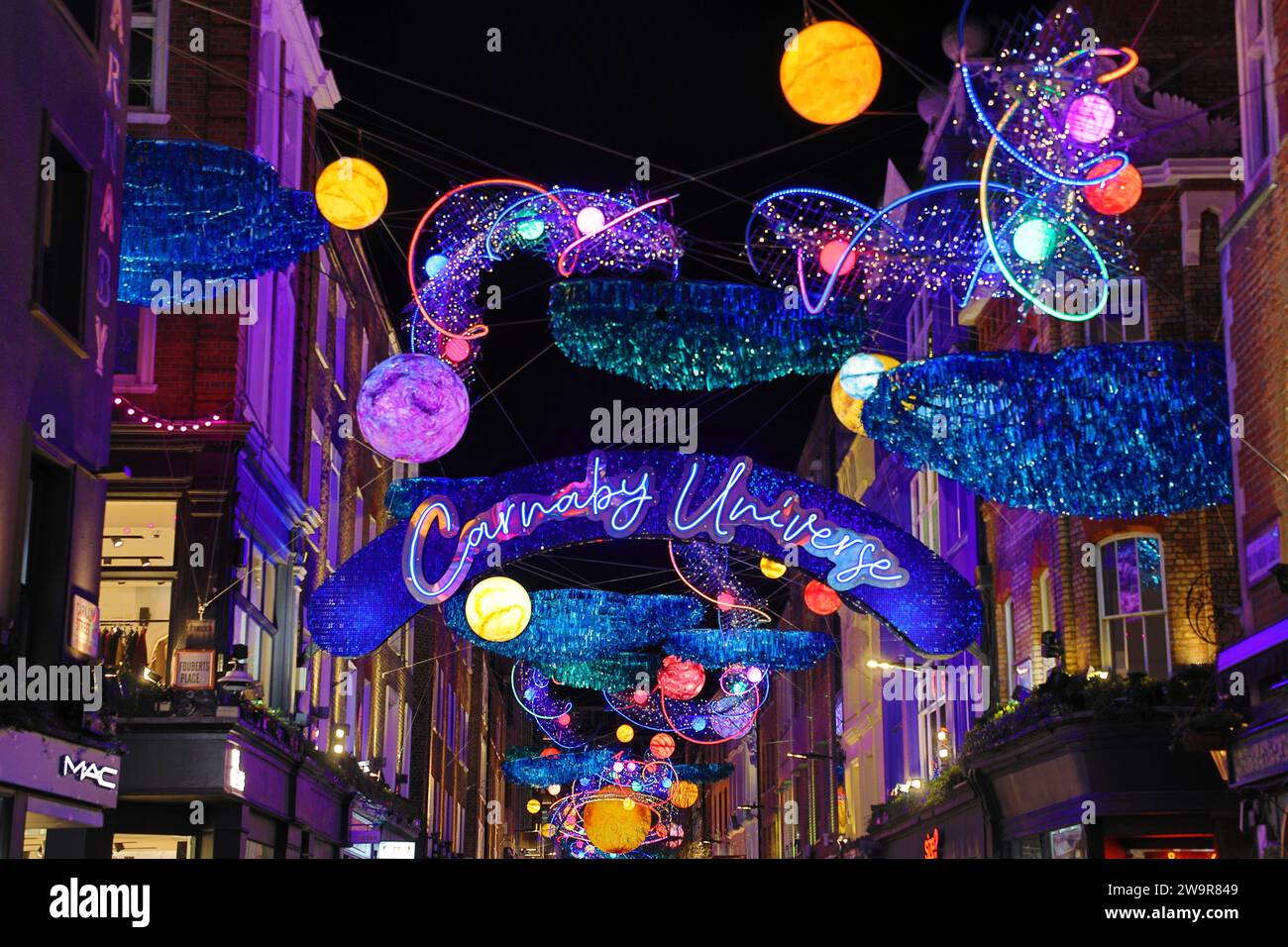 Weihnachtsbeleuchtung in der Carnaby Street in London 2023 mit einem Raumthema namens Carnaby Universe Stockfoto