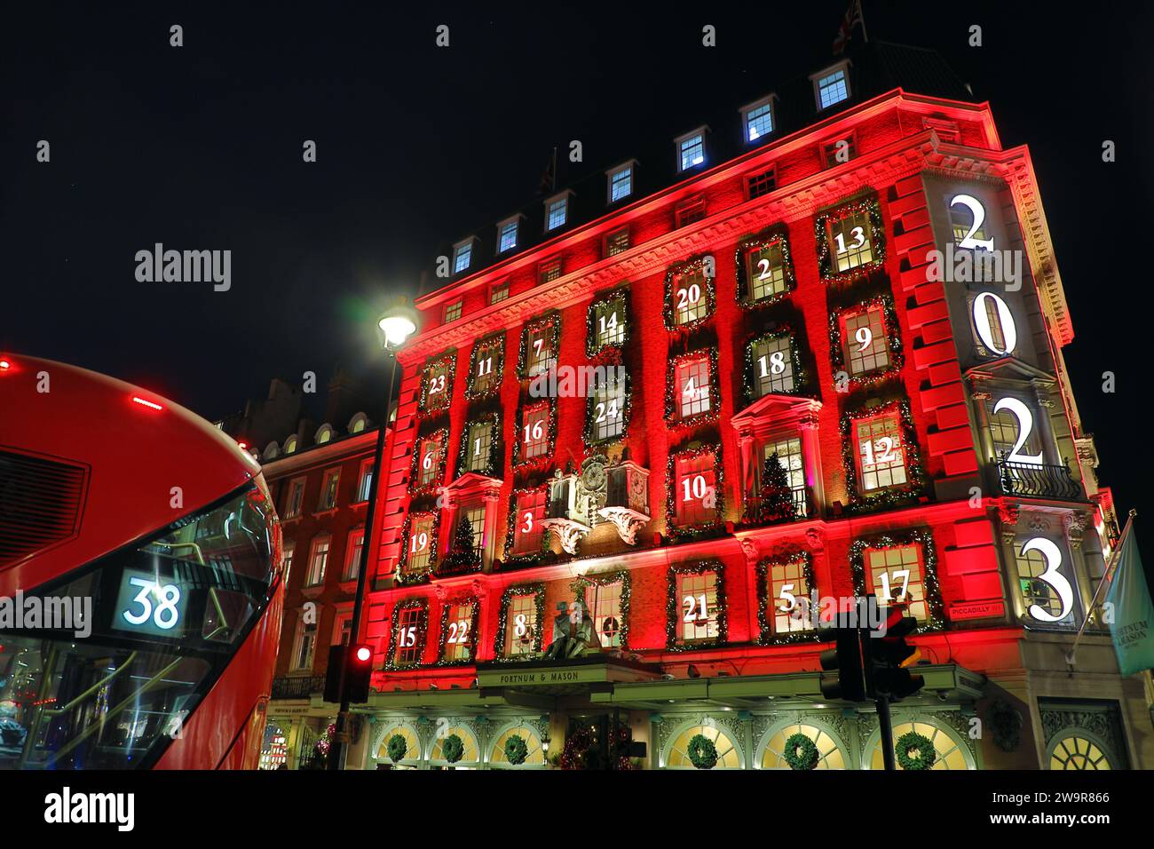 Weihnachtsbeleuchtung auf Fortnum und Mason in London 2023 in Form eines Adventskalenders Stockfoto
