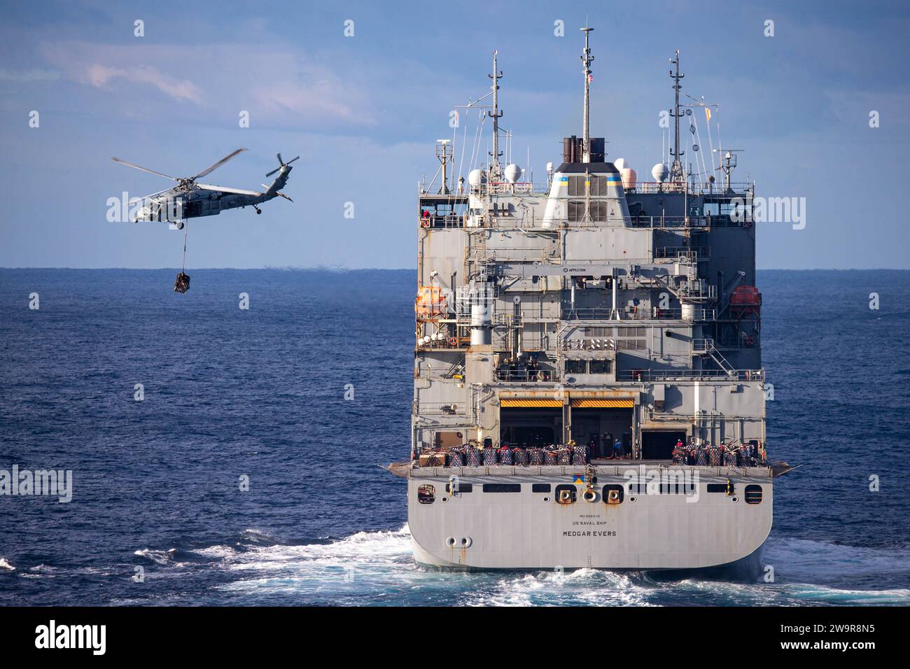 Die USNS Medgar Evers (T-AKE 13) führt worldÕs am 27. November 2023 eine Routine-Replenishment-at-Sea-Evolution mit dem größten Flugzeugträger USS Gerald R. Ford (CVN 78) durch. Die Gerald R. Ford Carrier Strike Group ist derzeit im Mittelmeer tätig. Die USA unterhalten nach vorne entsandte, bereitwillige und positionierte Kräfte, um Aggressionen abzuschrecken und Sicherheit und Stabilität auf der ganzen Welt zu unterstützen. (Foto der US Navy von Simon Pike, Spezialist für Massenkommunikation, 3. Klasse) Stockfoto