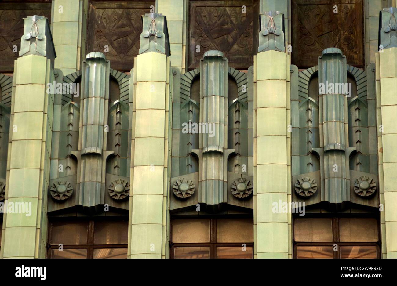 Ein Art déco-Detail eines Gebäudes im historischen Juwelierviertel von Downtown Los Angeles, Kalifornien, USA Stockfoto