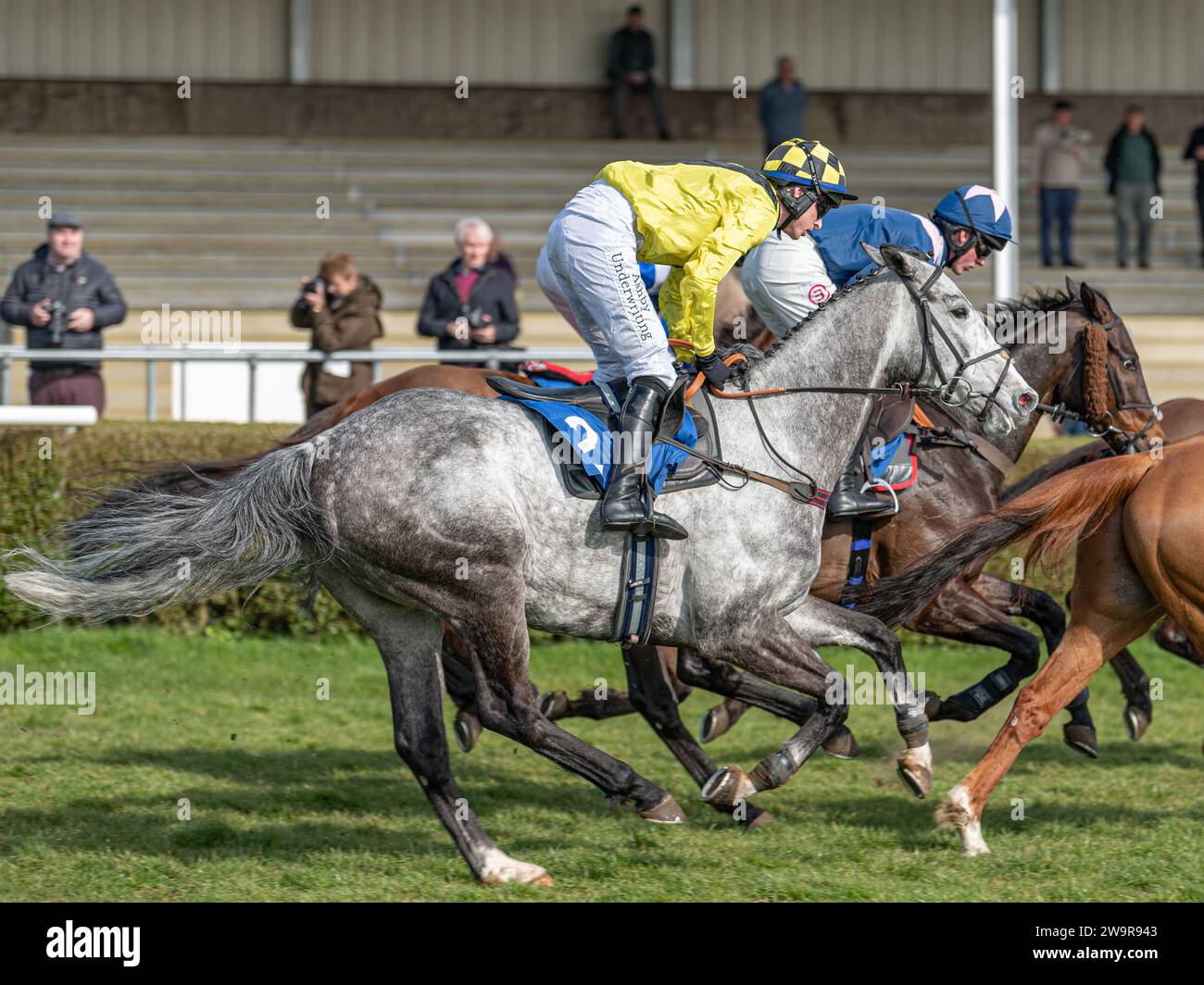 Guernsey, geritten von Tom O’Brien und trainiert von Philip Hobbs, lief am 21. März 2022 über Hürden in Wincanton Stockfoto