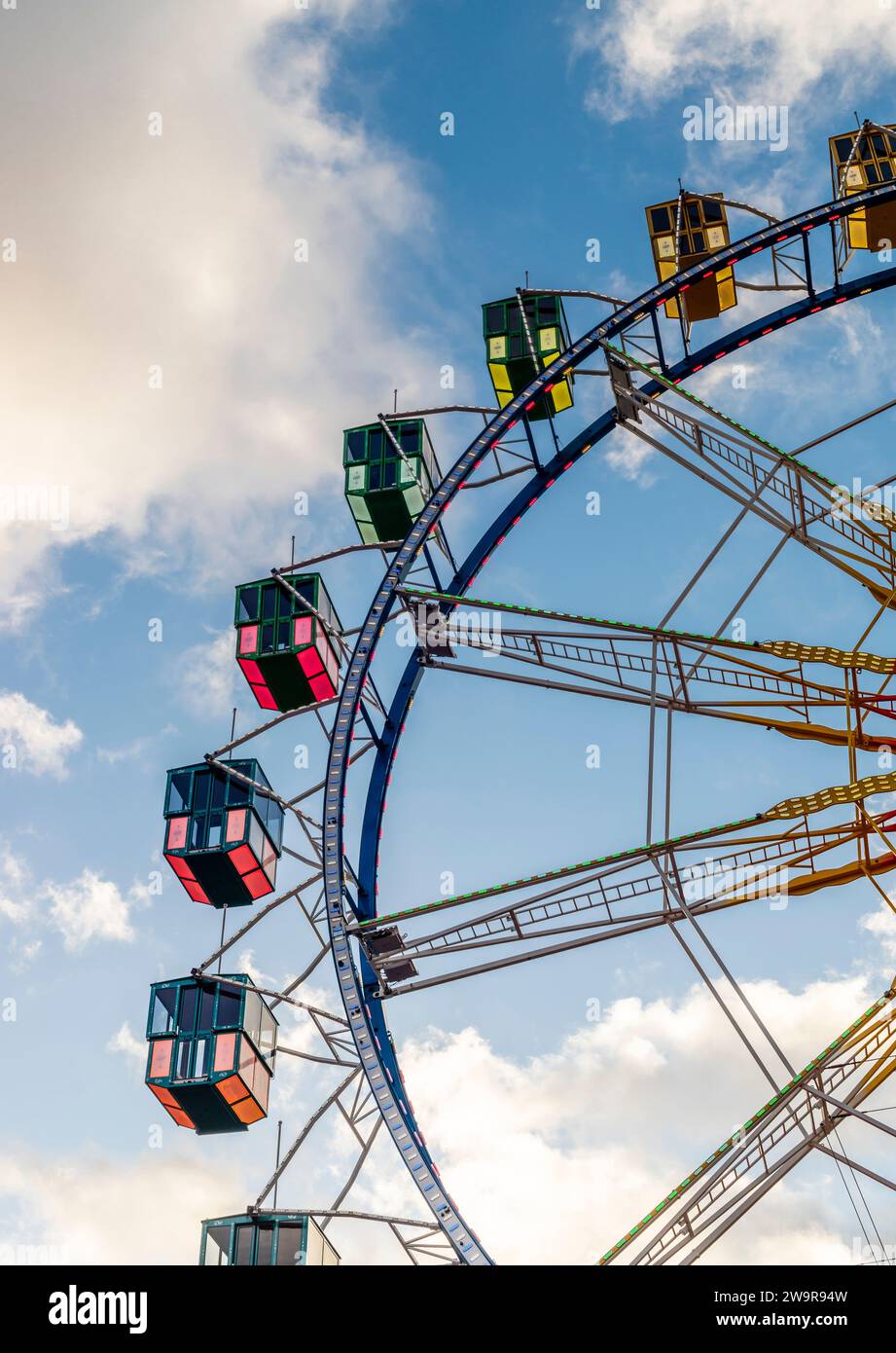 Beleuchtetes Riesenrad auf dem Berliner Weihnachtsmarkt am Berliner Rathaus in der Nähe des Alexanderplatzes, Berlin Mitte Stockfoto